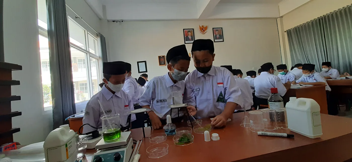 Laboratorium IPA Terpadu SMP Sains Tebuireng