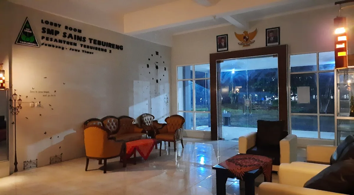 Gedung Asrama Santri SMP Sains Tebuireng Suasana Malam
