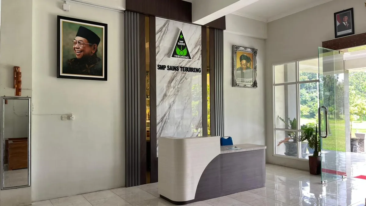 Gedung Administrasi dan Lobi Resepsionis SMP Sains Tebuireng